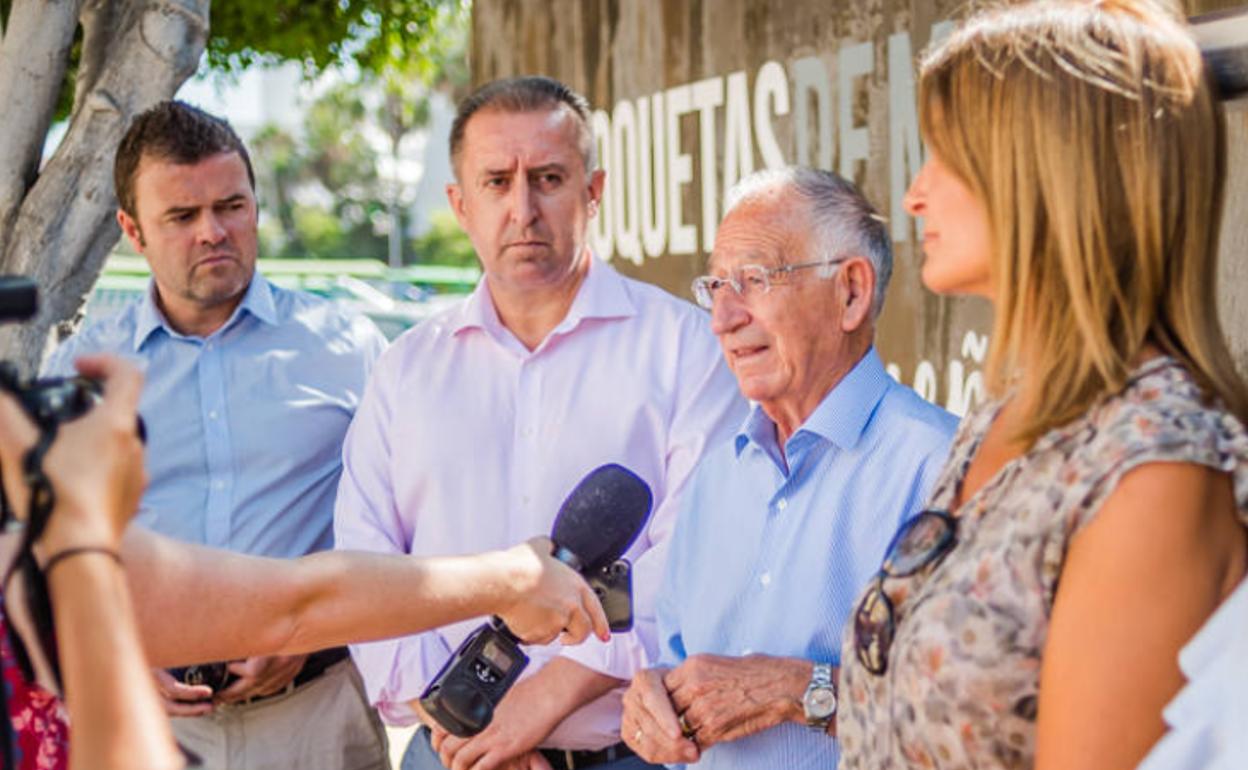 Gabriel Amat, junto a Francisco Barrionuevo, en la presentación de los puntos de información turística. 