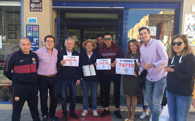 Celebración en Las Cabañuelas con un décimo vendido del quinto 74.770. 