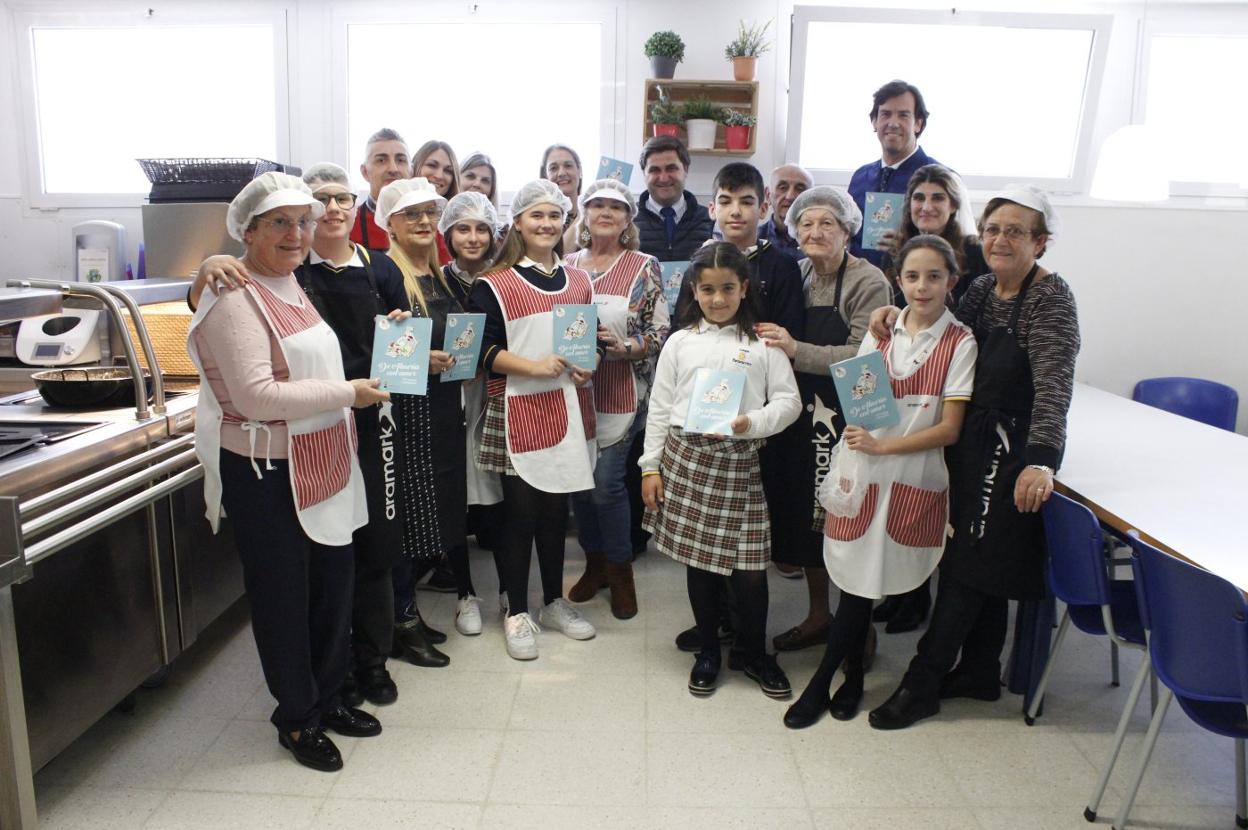 Participantes en el proyecto posan con el libro editado con motivo de la Capitalidad Gastronómica de Almería 2019.