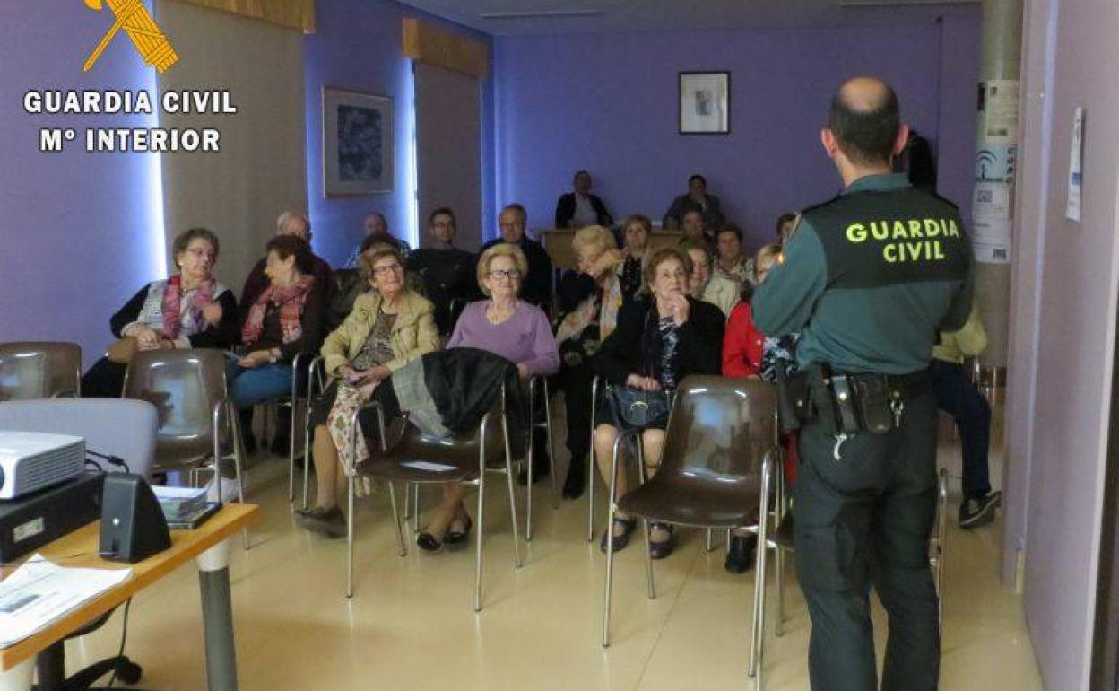 Charla de la Guardia Civil a mujeres del municipio sobre seguridad.