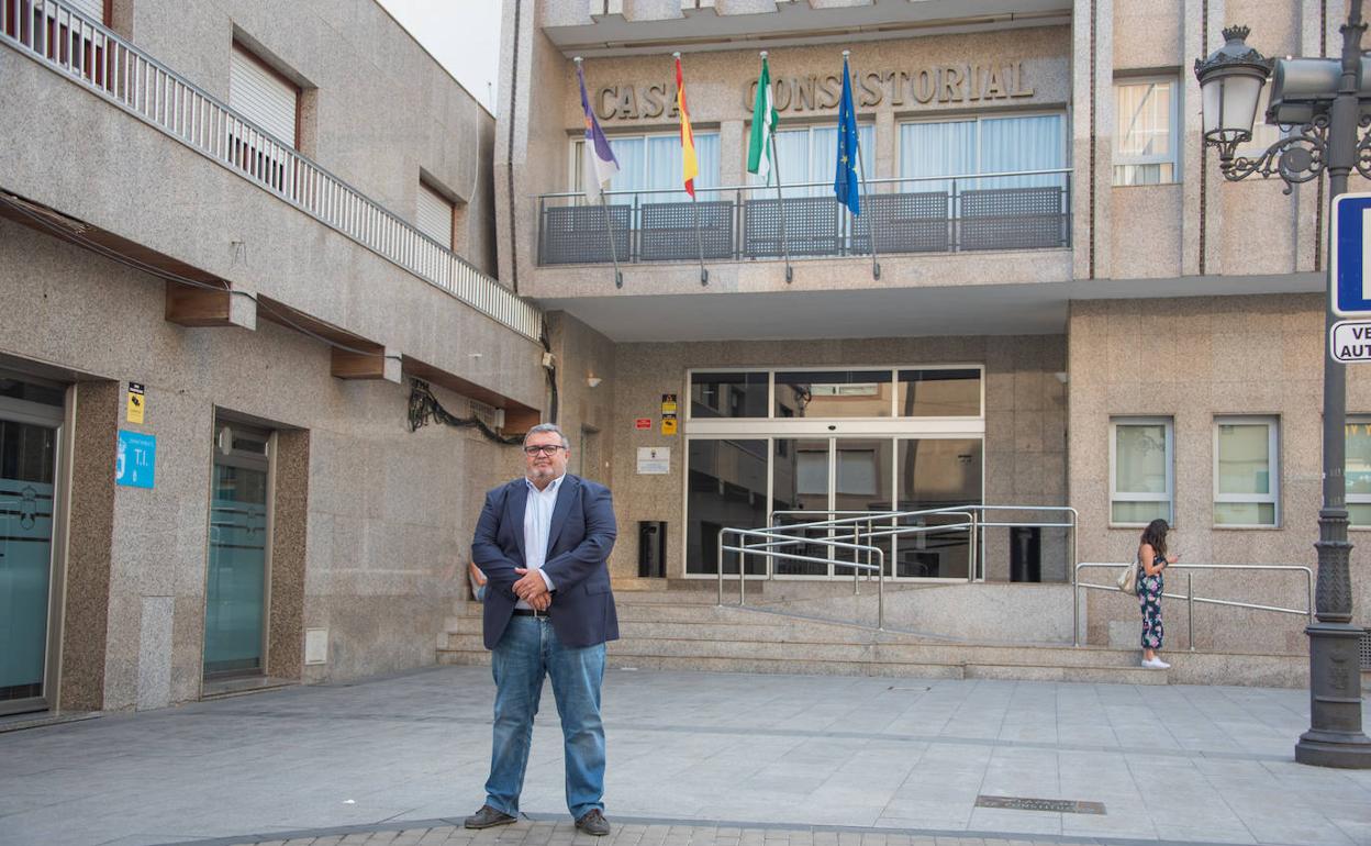 Manolo García, junto a la puerta del Ayuntamiento de Roquetas de Mar. 