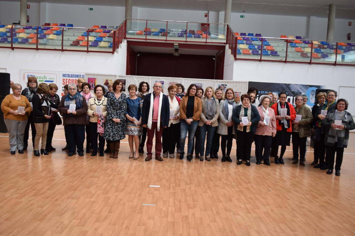 Este domingo se celebró en Las Cabañuelas el Encuentro Provincial de Encajeras de Bolillo con la presencia de más de 300 encajeras llegadas de toda la provincia y de otras provincias cercanas 