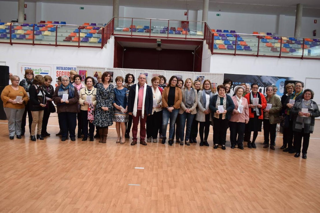 Este domingo se celebró en Las Cabañuelas el Encuentro Provincial de Encajeras de Bolillo con la presencia de más de 300 encajeras llegadas de toda la provincia y de otras provincias cercanas 