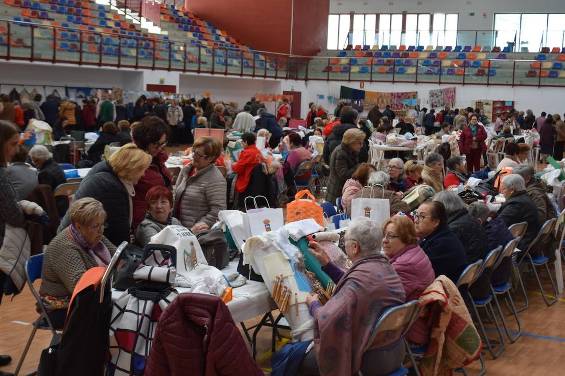 Este domingo se celebró en Las Cabañuelas el Encuentro Provincial de Encajeras de Bolillo con la presencia de más de 300 encajeras llegadas de toda la provincia y de otras provincias cercanas 