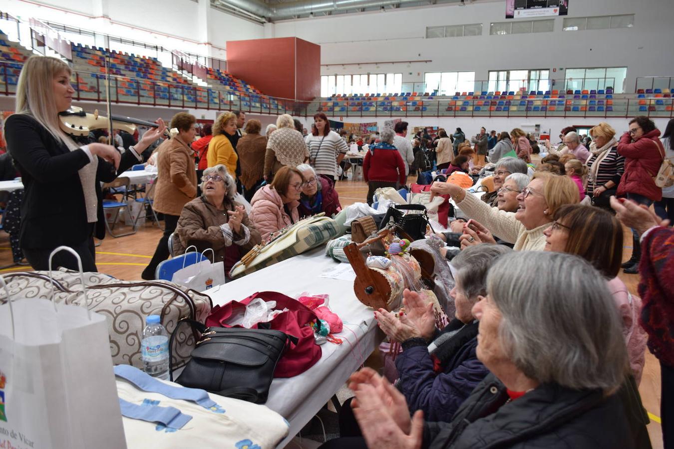Este domingo se celebró en Las Cabañuelas el Encuentro Provincial de Encajeras de Bolillo con la presencia de más de 300 encajeras llegadas de toda la provincia y de otras provincias cercanas 