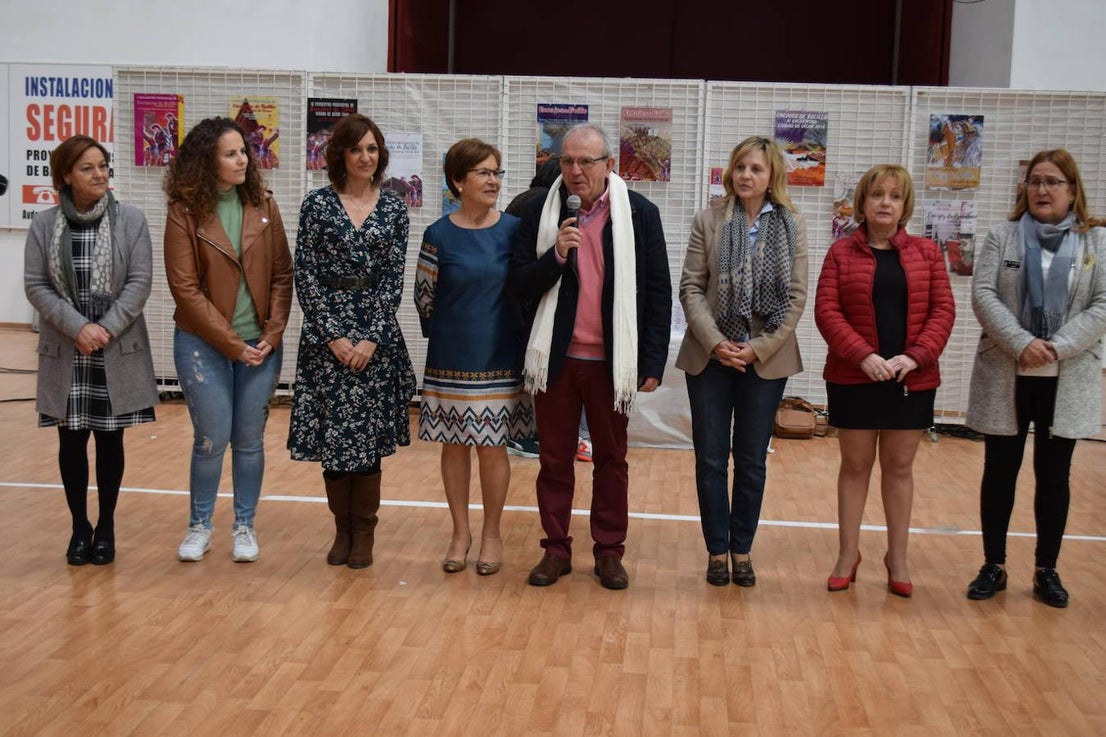 Este domingo se celebró en Las Cabañuelas el Encuentro Provincial de Encajeras de Bolillo con la presencia de más de 300 encajeras llegadas de toda la provincia y de otras provincias cercanas 