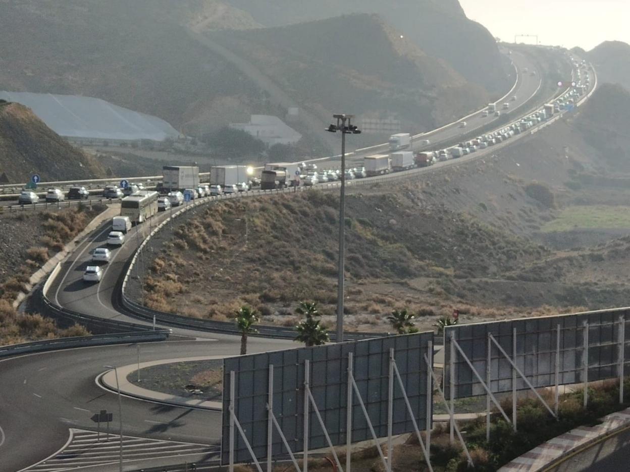 Los atascos son habituales en la A-7, sobre todo tras el nuevo corte indefinido de la carretera de El Cañarete.
