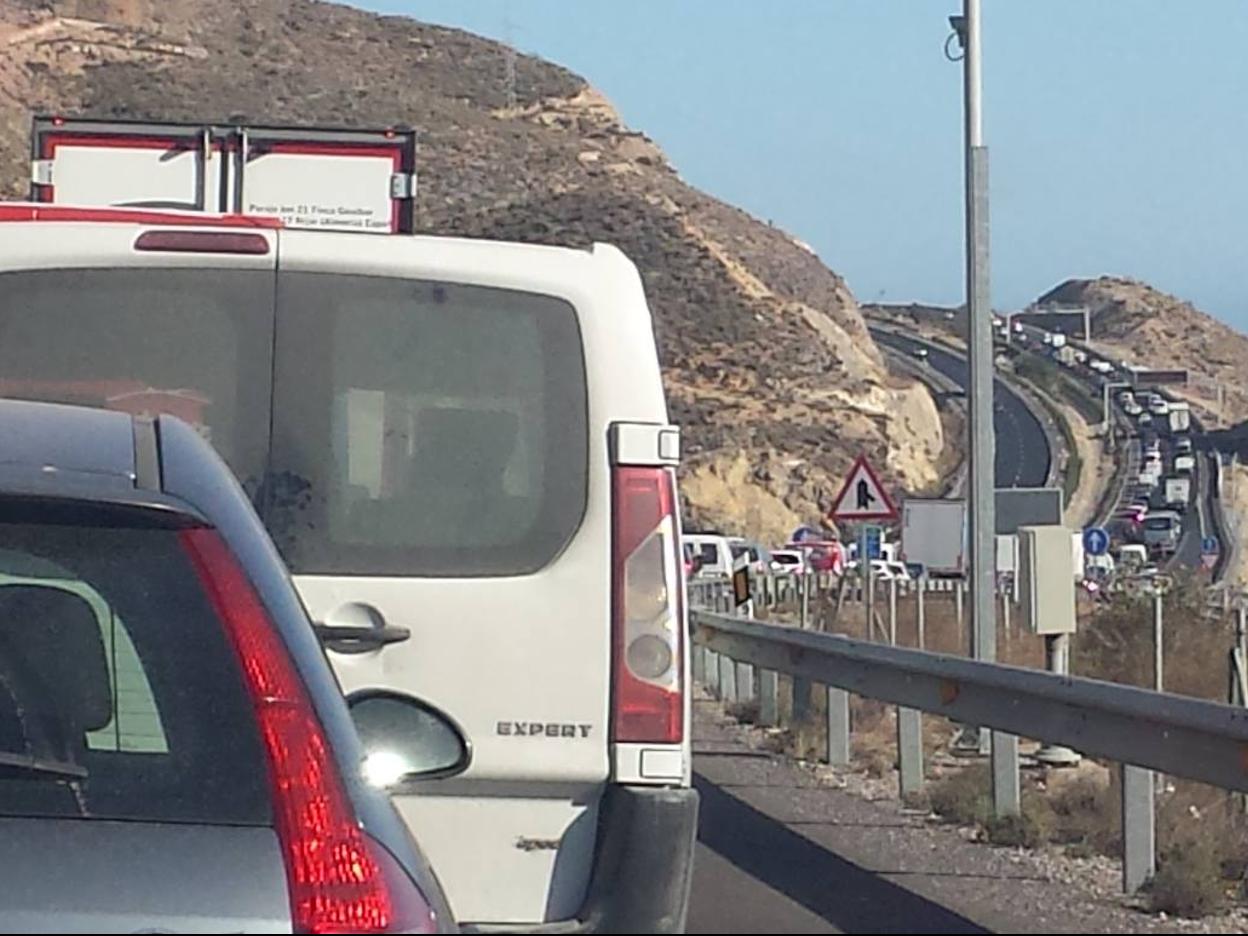 Monumentales atascos en la A-7 a su paso por Aguadulce.