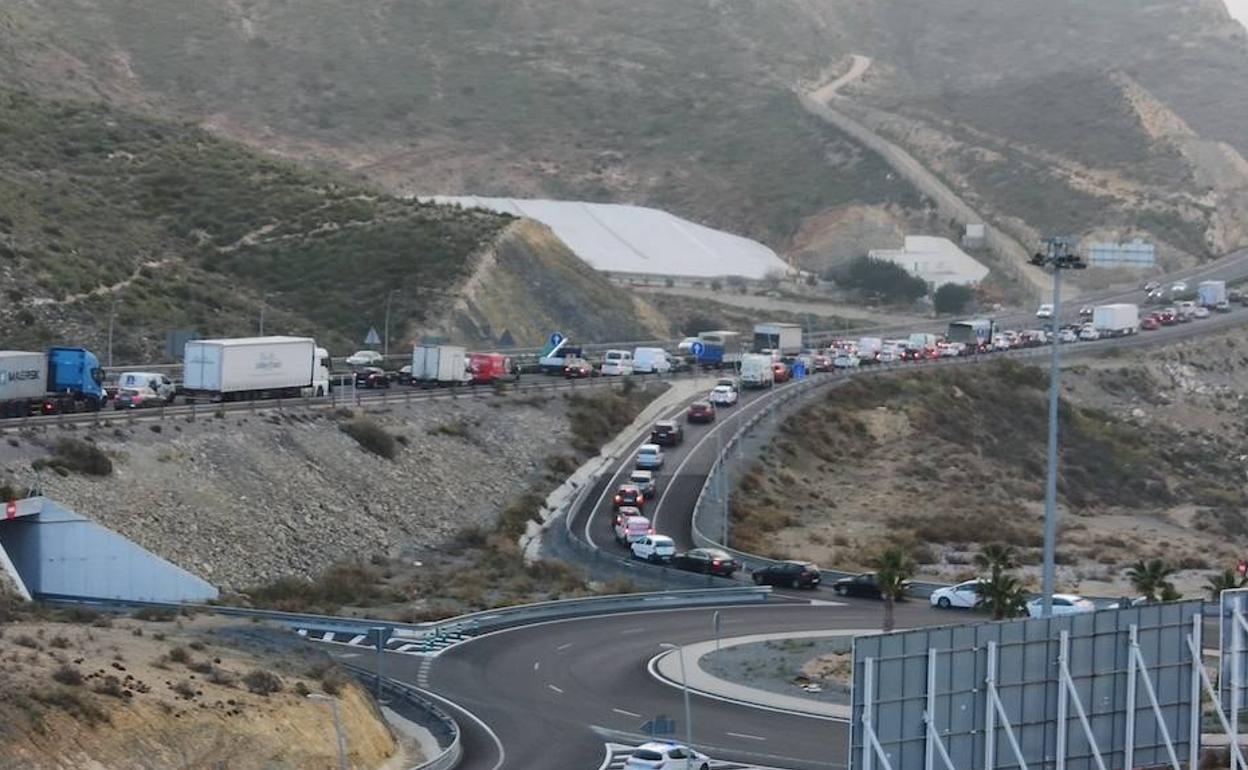 Imagen de los atascos de este lunes por la mañana. 