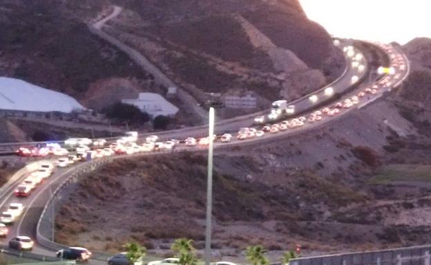 Hay tráfico denso en la incorporación de la A7 desde Aguadulce, pero sin llegar a ser retenciones. 