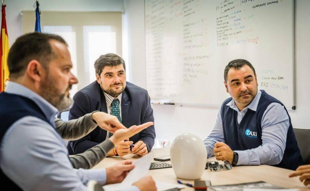 Roquetas reduce al 50% los servicios de taxi ante el Covid-19