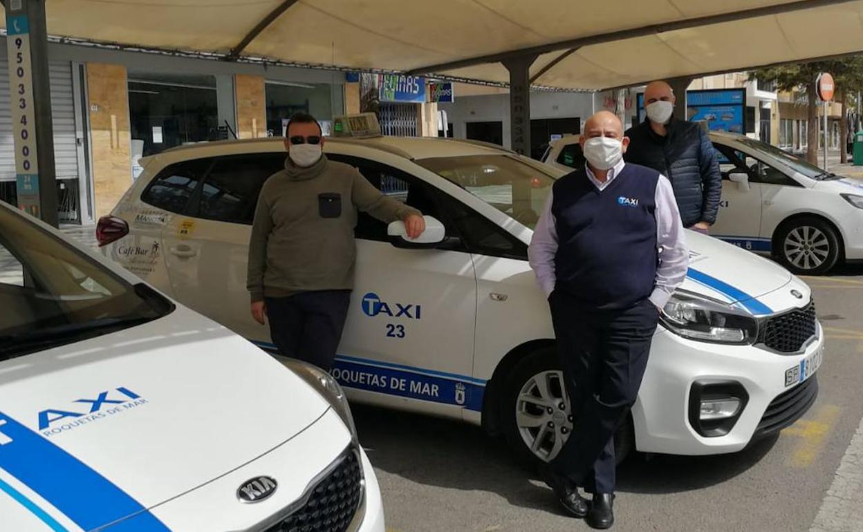 Los taxistas de Roquetas han recibido hoy mascarillas elaboradas por las costureras voluntarias. 