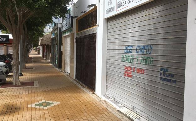 Comercios cerrados en Playa Serena. 