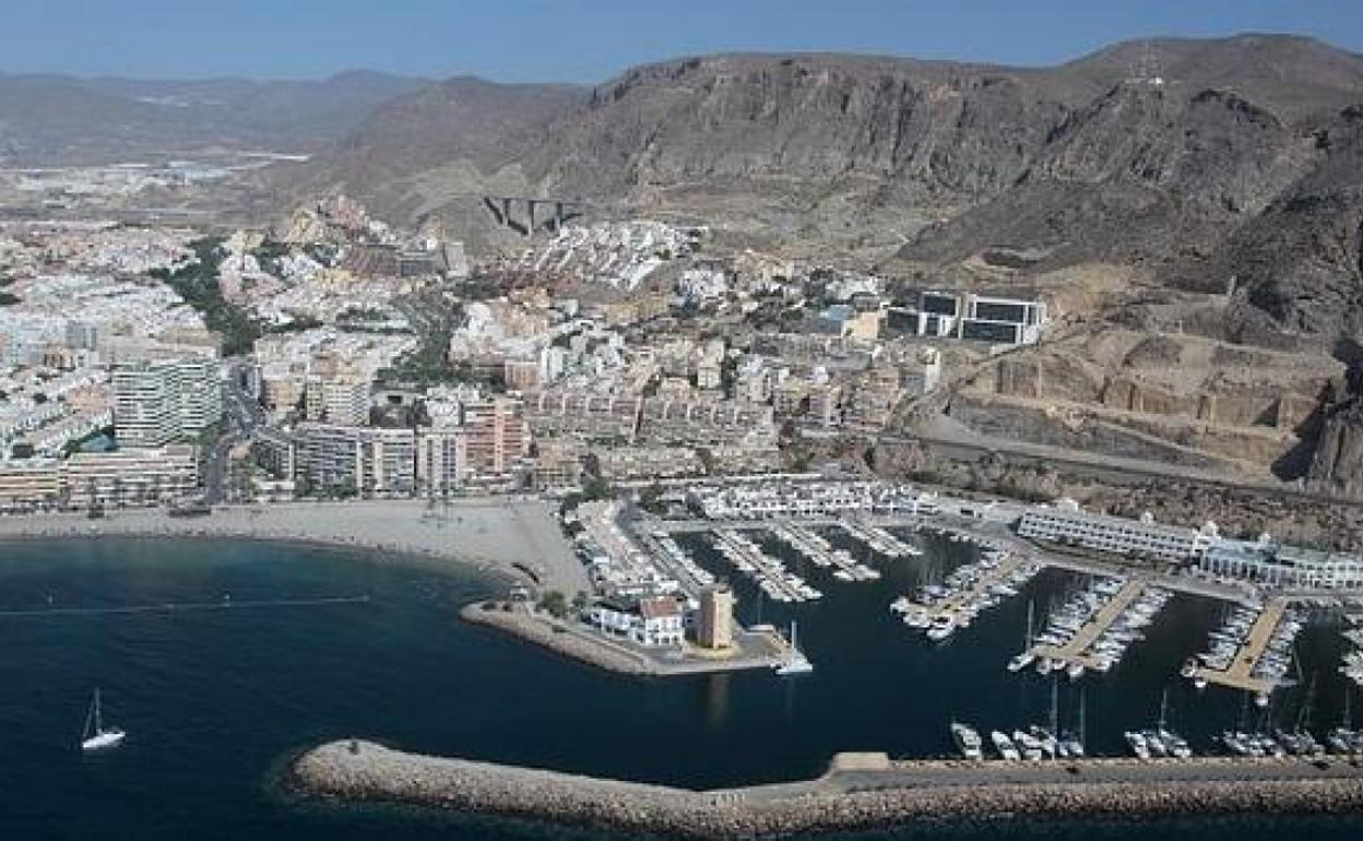 Rescatan a una mujer que se precipitó al agua en el puerto de Aguadulce