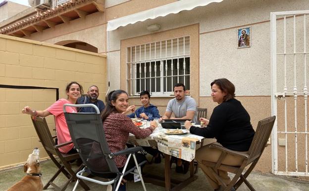 Imagen principal - Coronavirus en Almería | Los Quintana Martín: Confinados con nuestros ocho hijos