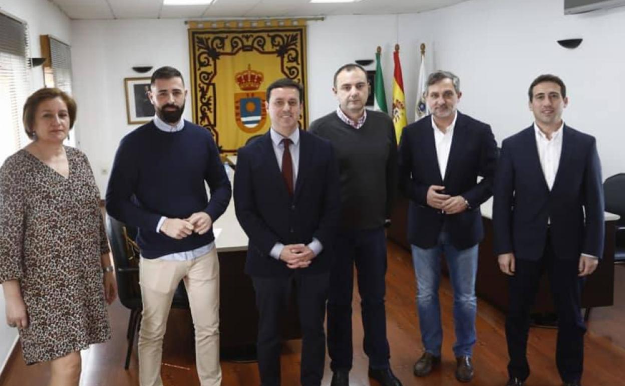 Concejales del PP de La Mojonera junto al presidente y diputados de la Diputación, el pasado mes de febrero. 