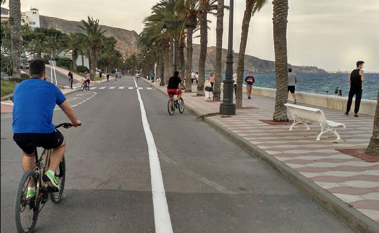 IU-TD-EQ insta a Amat a rectificar «inmediatamente» y haga el carril bici en el paseo marítimo de Aguadulce