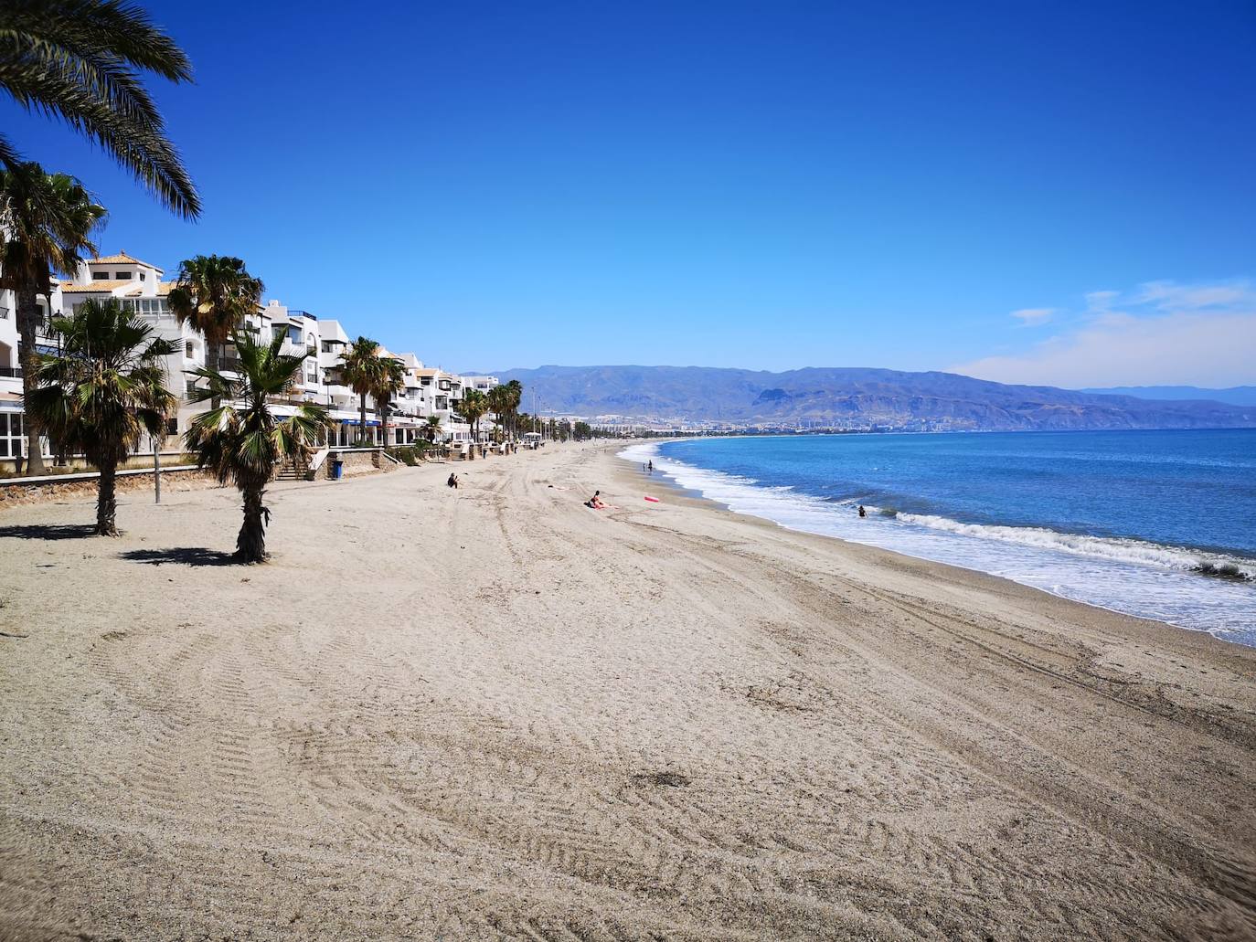 Los primeros bañistas han acudido hoy a playas como la de La Romanilla, aunque de momento son pocos. 