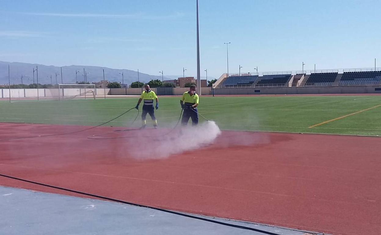 Trabajos de desinfección en el Estadio Antonio Peroles, abierto para la práctica individual de deporte. 