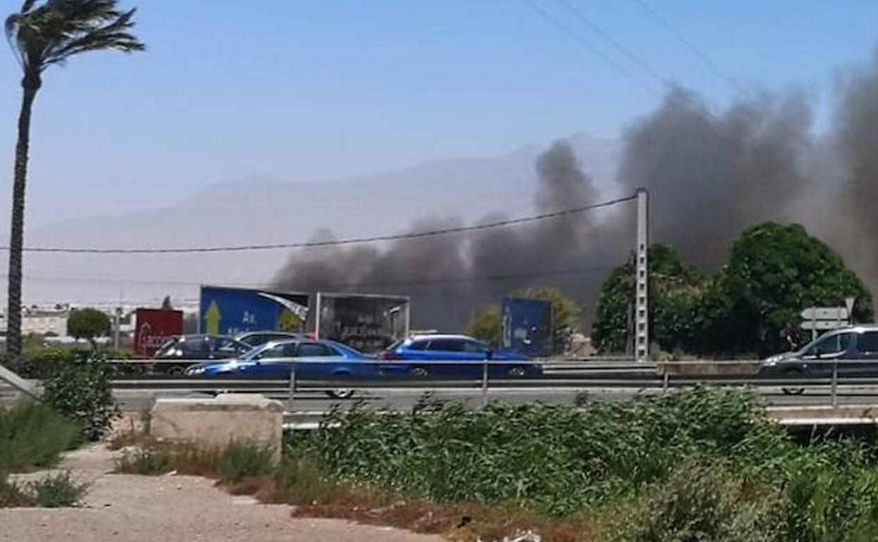 Suceso | Incendio en Almería | Encuentran un cadáver en una chabola tras el incendio junto a la Variante de Roquetas de Mar
