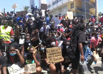Imagen secundaria 1 - Movimiento Black lives matter | Cientos de jóvenes marchan contra el racismo en Roquetas de Mar