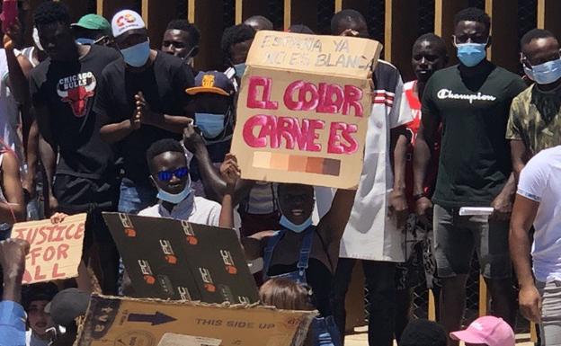 Imagen principal - Movimiento Black lives matter | Cientos de jóvenes marchan contra el racismo en Roquetas de Mar