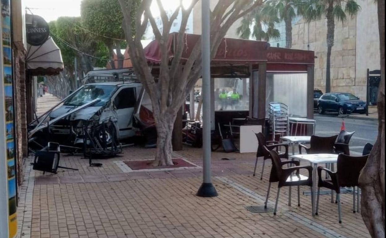 Una furgoneta se empotra contra una terraza de un bar de Playa Serena