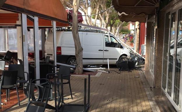 Así fue el brutal choque que arrasó dos terrazas en la Urbanización de Playa Serena de Roquetas