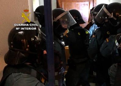 Imagen secundaria 1 - La operación llevadad a cabo por la Guardia Civil, desarrollada en dos fases, aún permanece abierta. 