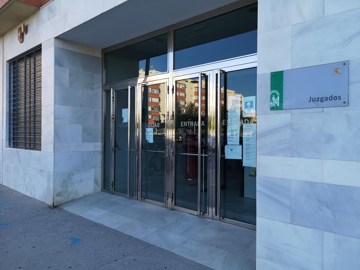 Imagen de los juzgados de Roquetas, actualmente en locales alquilados en la calle Reina Sofía.