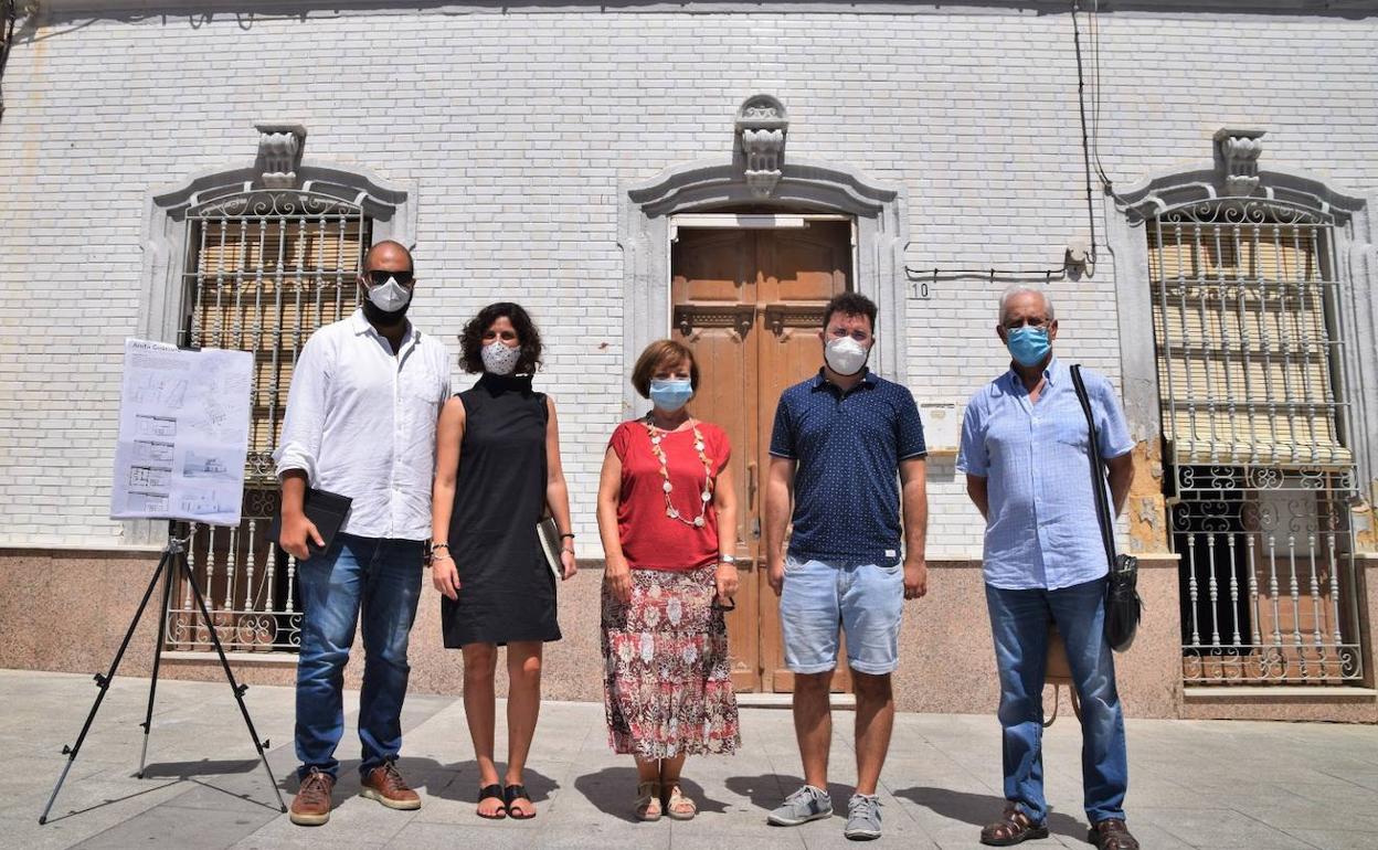Miembros de Unidos por Turaniana junto a la vivienda. 
