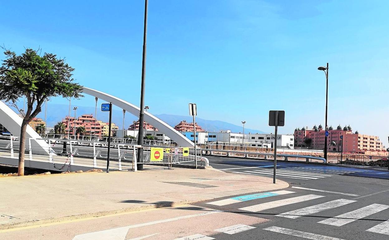 Tras meses de obras el principal acceso desde el puente al CEIP Las Salinas sigue cortado, denunció el PSOE.