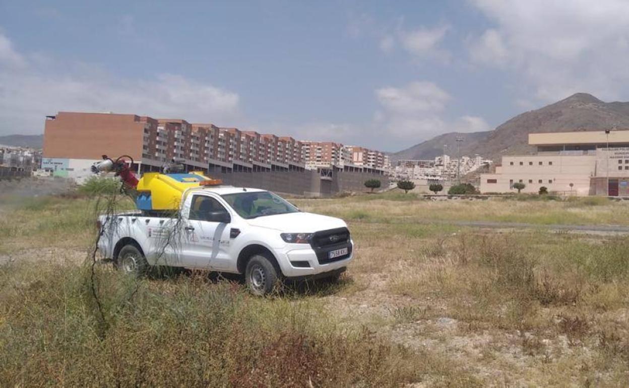 Trabajos de fumigación en el municipio de Roquetas de Mar.