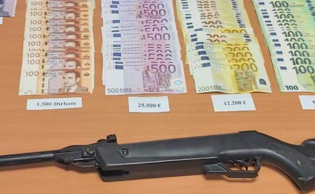 Imagen principal - Sucesos en Almería | Les cazan con 700 plantas en la casa en la que vivían con sus cuatro hijos menores de edad