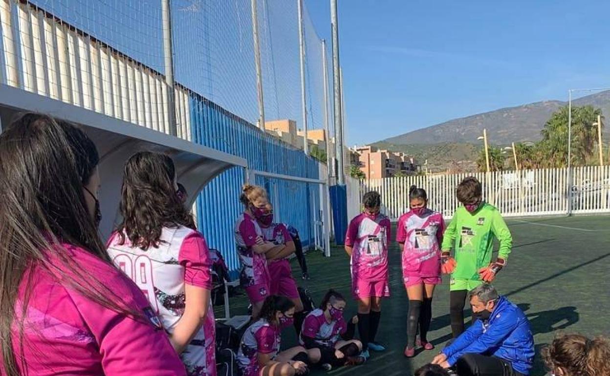 El fútbol femenino de la AD Roquetas tiene que entrenar en Vícar ante la negativa de Roquetas.