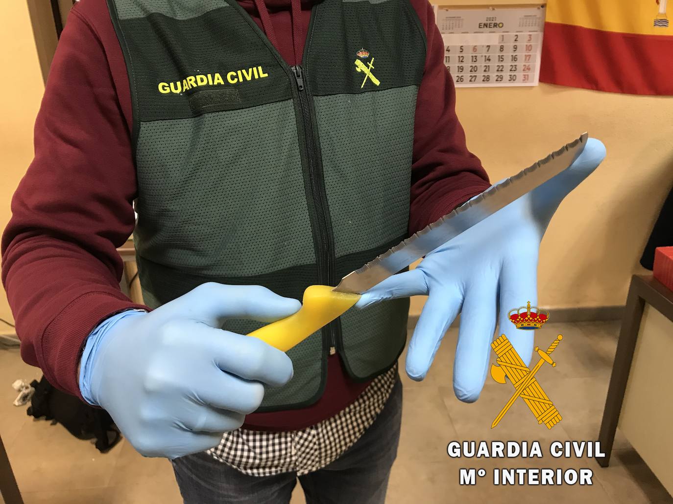 Cuchillo con el que el detenido amenazó e hirió a la víctima en Roquetas de Mar. 
