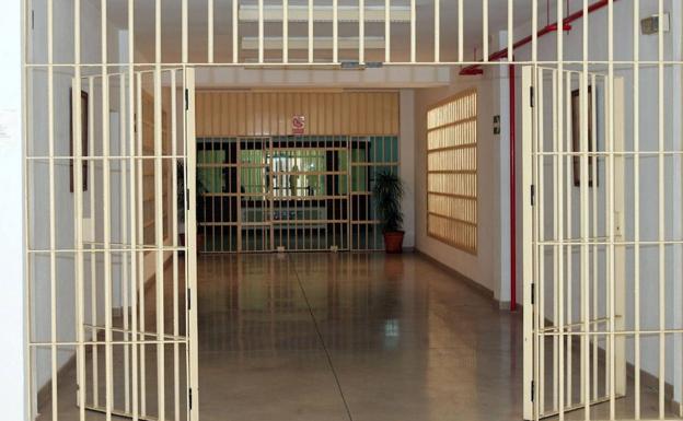 Uno de los pasillos de acceso a los módulos de la prisión de El Acebuche. 