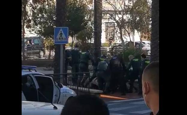 Sucesos en Almería | Detenido en Vícar por amenazar a viandantes con un hacha