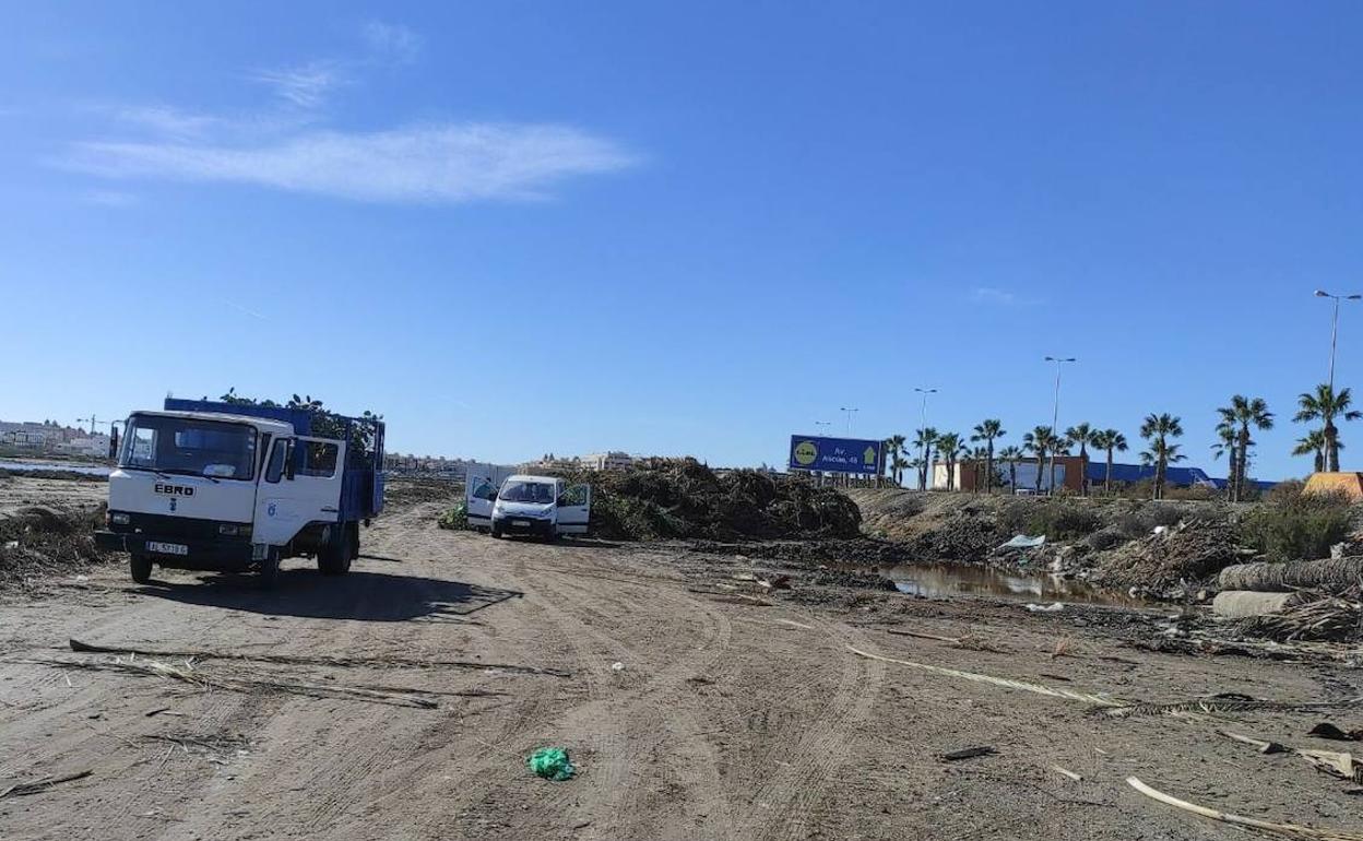 Ecologistas en Acción denuncia la presencia de vehículos municipales depositando residuos. 