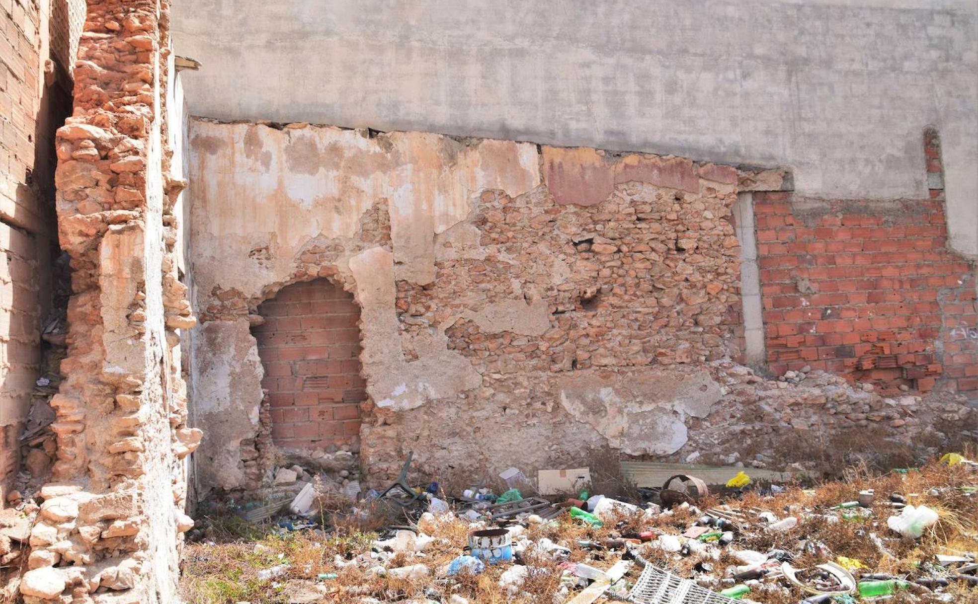 Restos actuales del cuartel en un estado total de abandono. 