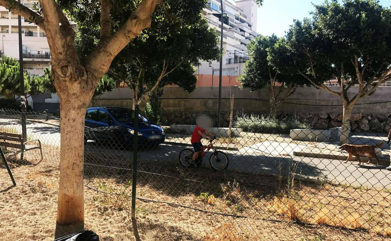 Uno de los conductores denunciados atravesó el parque de Las Colinas por el vial de emergencia. 