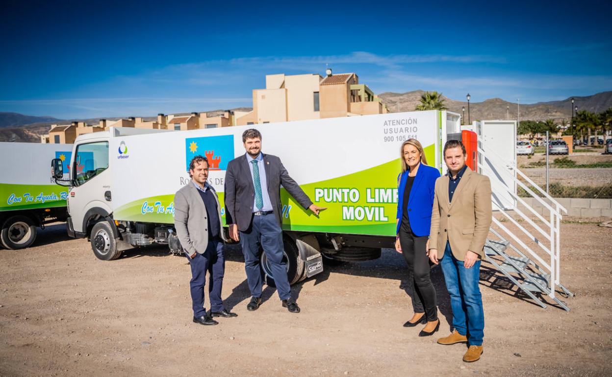 Mientras llega el punto limpio fijo, en Roquetas sí se dispone de dos móviles. 