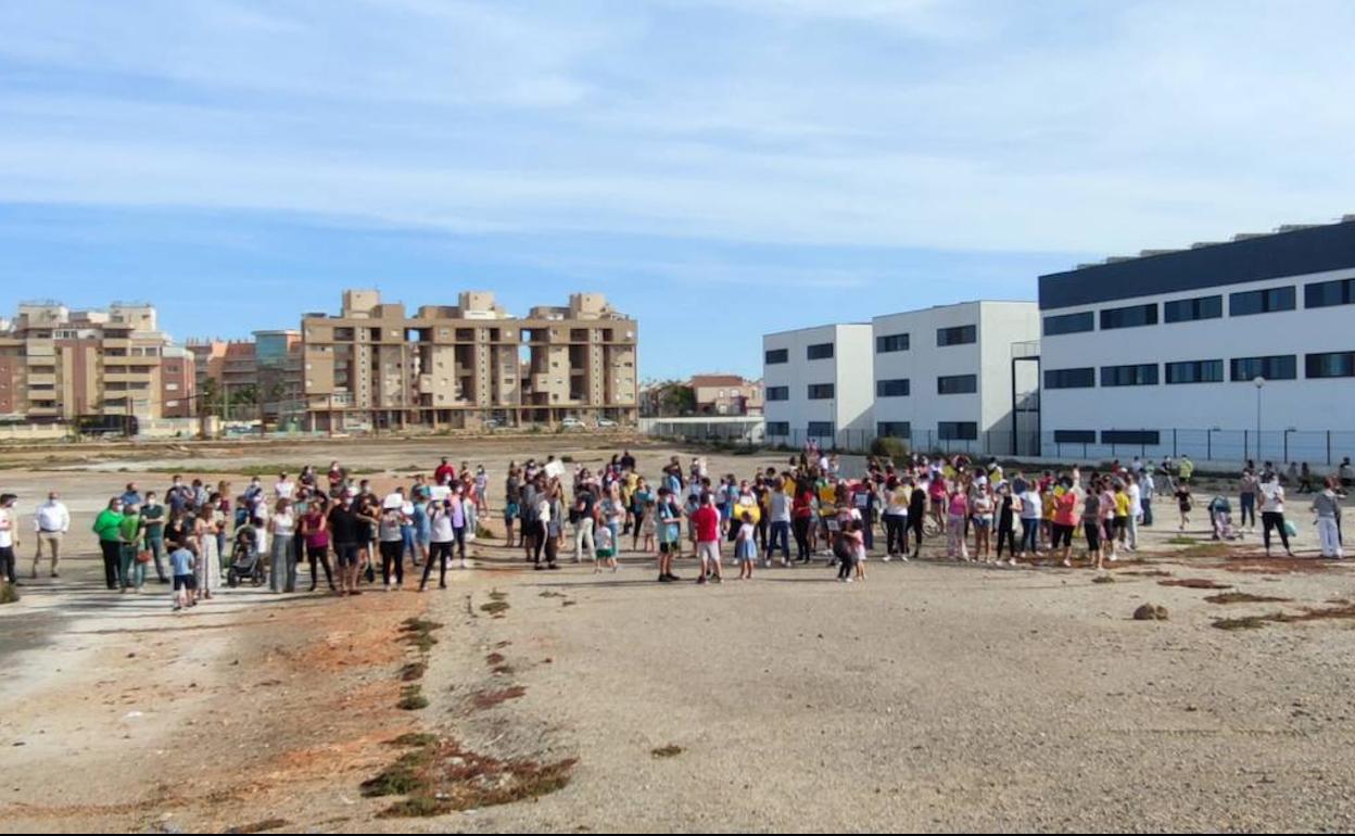 Imagen de los manifestantes en el solar donde se ubicará el futuro IES, junto al colegio inglés. N. ALEMANY 