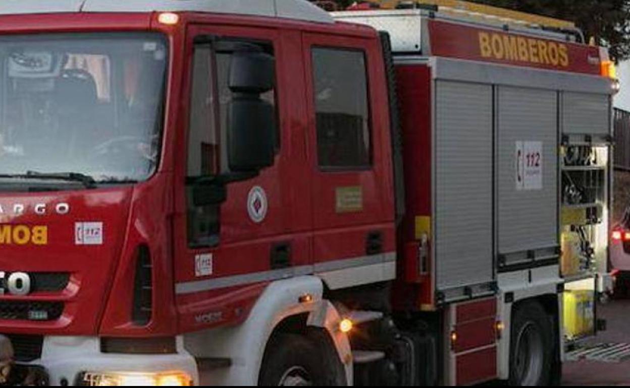 Ocho personas afectadas y más de 70 desalojados por un incendio en un bloque de viviendas en Roquetas