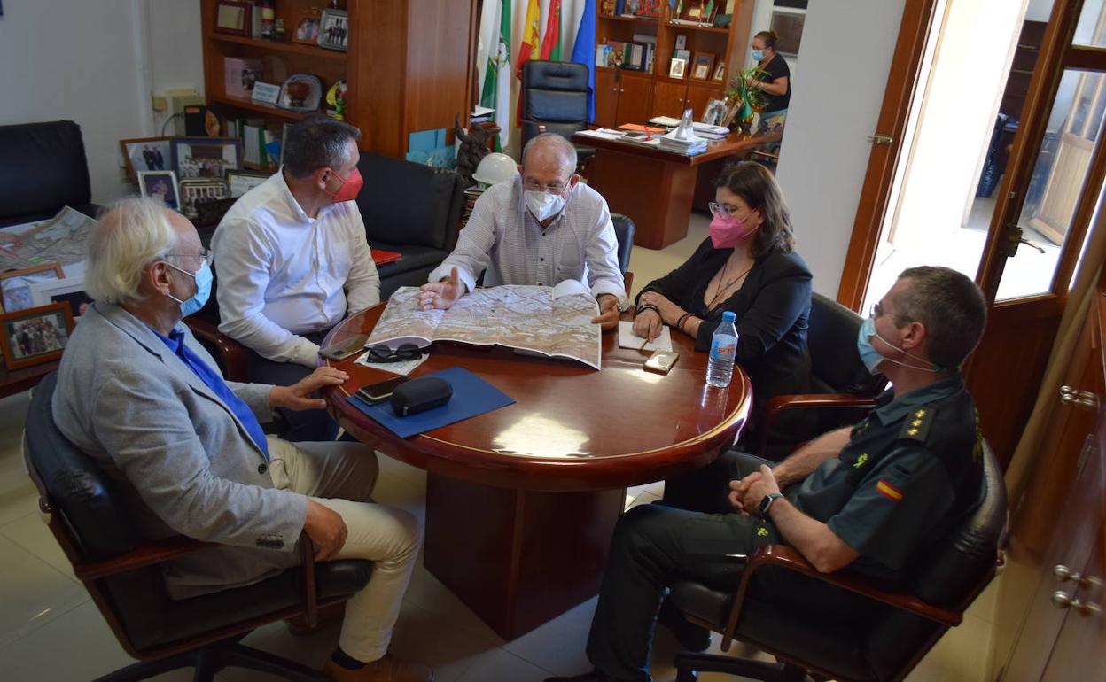 Antonio Bonilla muestra los terrenos sobre los que propone ubicar el gran cuartel del Poniente en Vícar. 