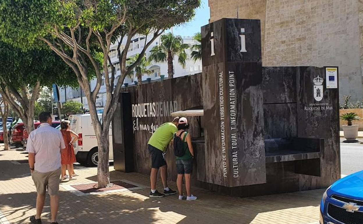 Imagen del punto de información turística de Playa Serena. 