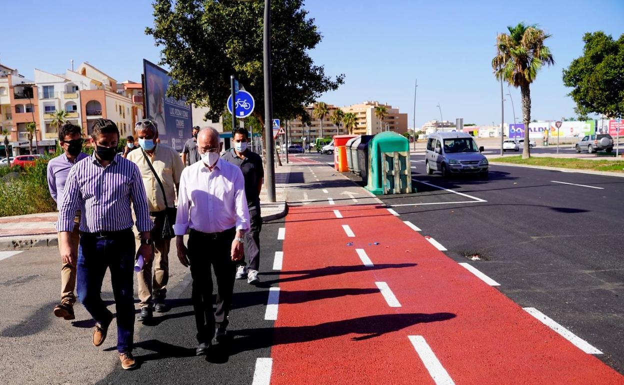 El reasfaltado también aumenta los aparcamientos en Las Salinas