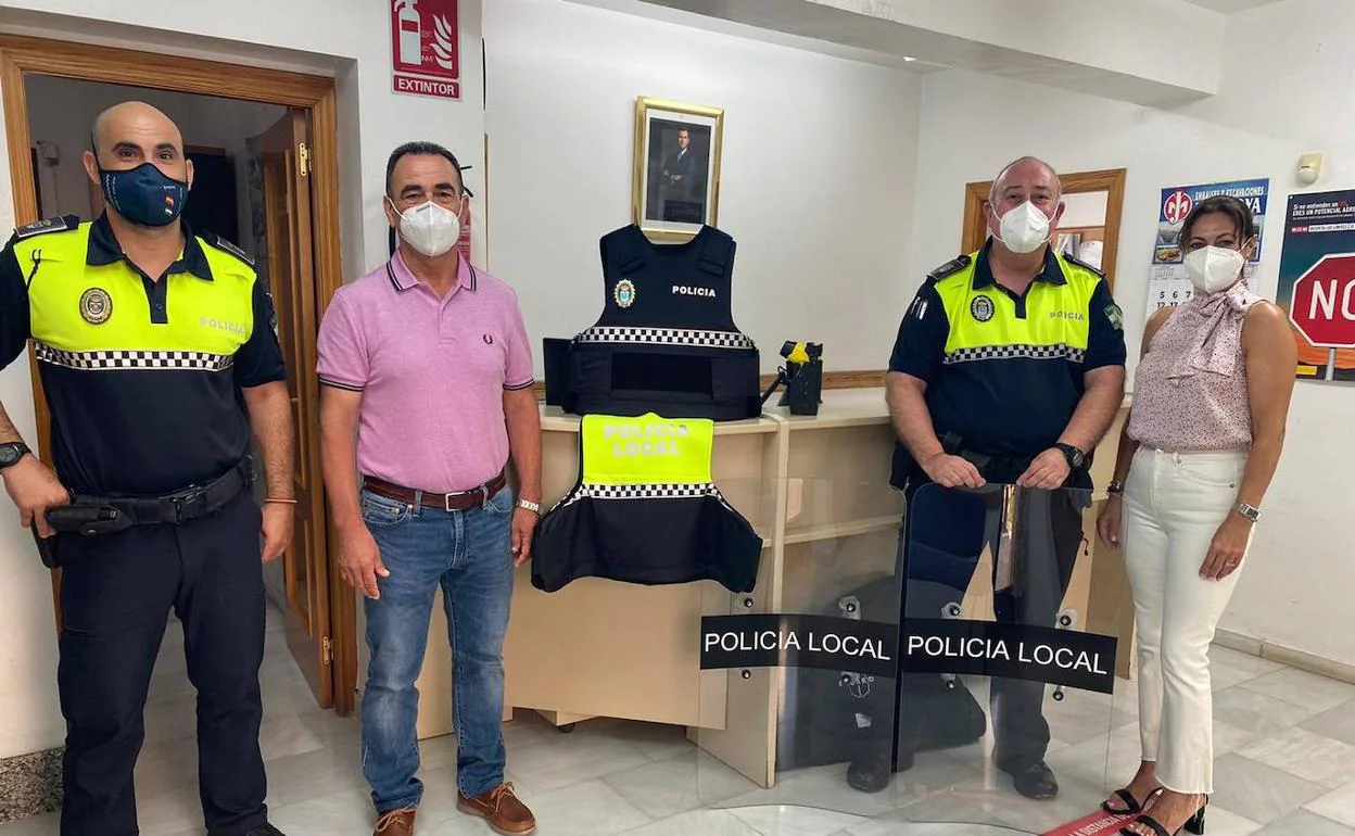 La Policía Local de La Mojonera incorpora 10 chalecos antibalas y renueva su pistola Taser