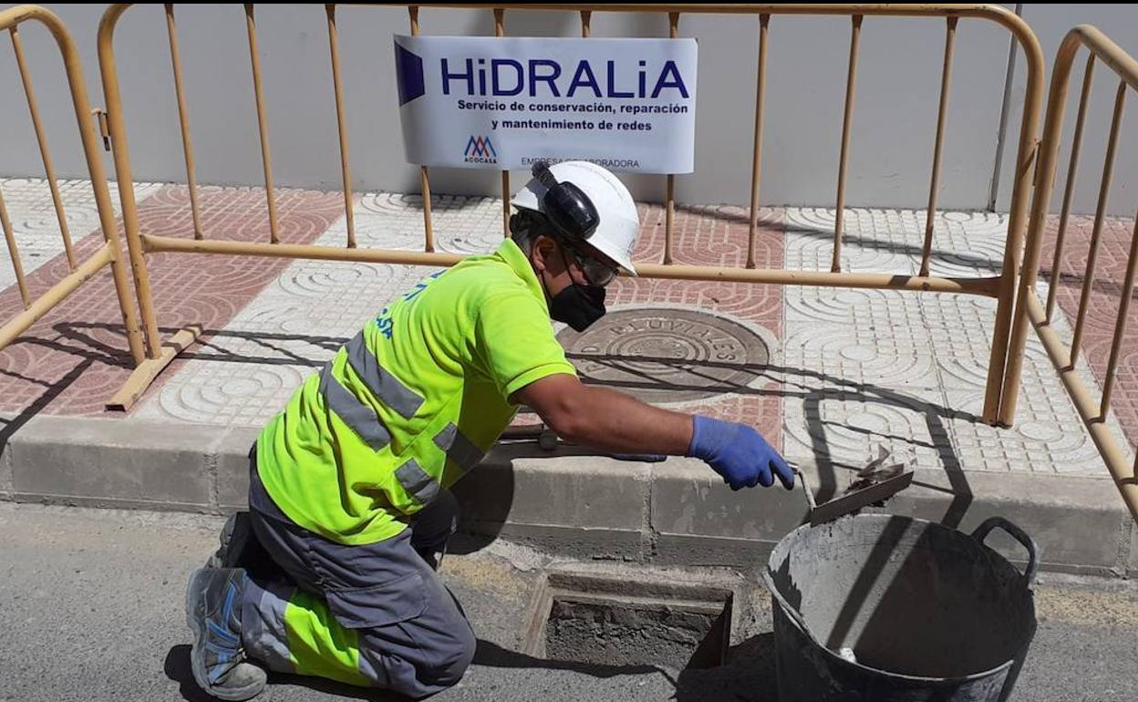 Roquetas prepara su red para las lluvias intensificando las labores de limpieza y mantenimiento