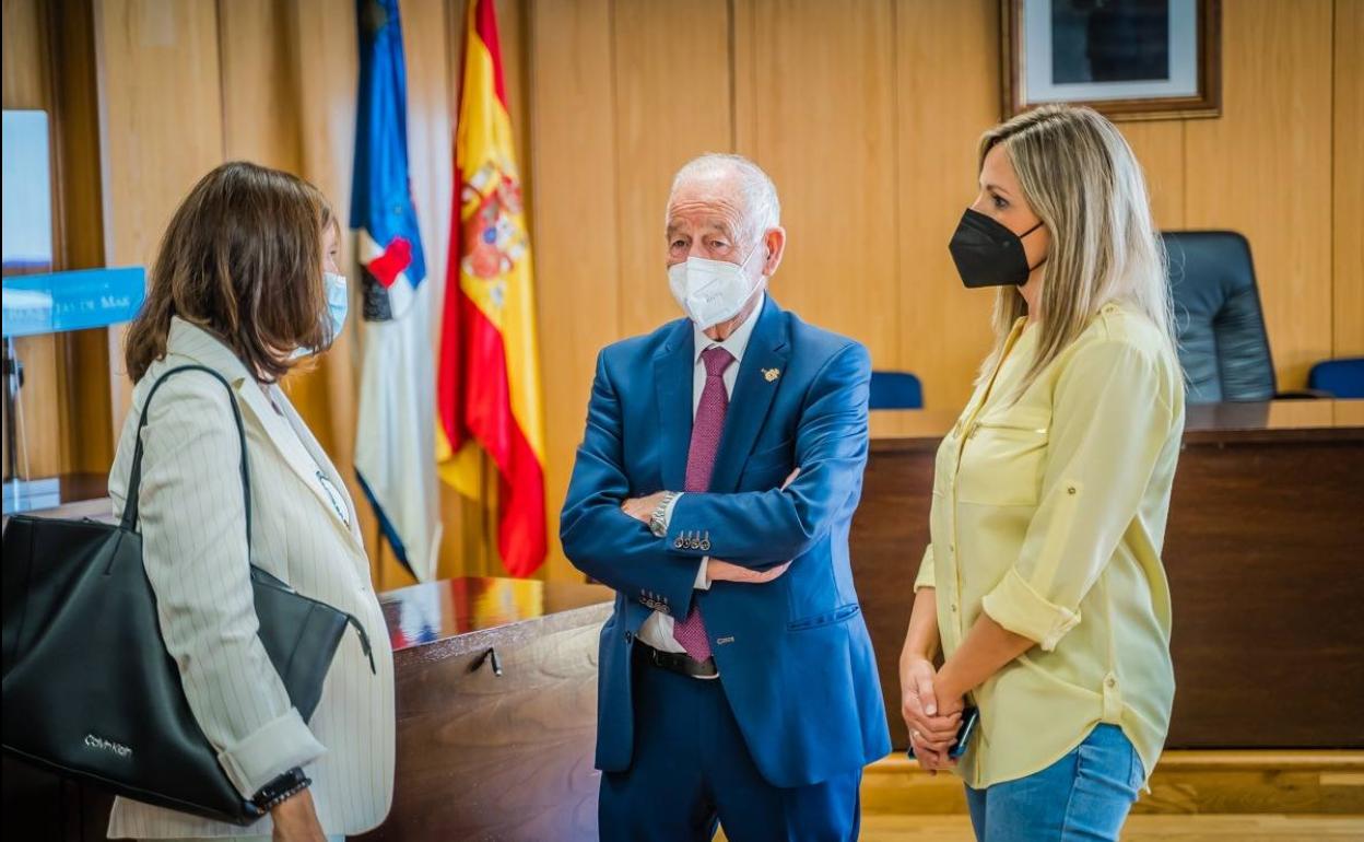 Amat firma el rescate de los dos parking subterráneos que vuelven a ser municipales